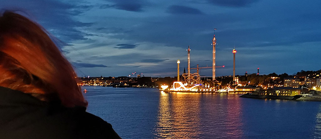 Frida katselee laivan kannelta Tukholmaa